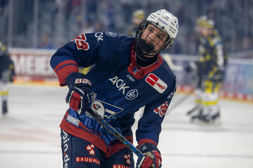DEL, Deutsche Eishockey Liga Saison 2026/27, 3. Spieltag: Adler Mannheim gegen Krefeld Pinguine | DEL, Deutsche Eishockey Liga Saison 2026/27, 3. Spieltag: Adler Mannheim gegen Krefeld Pinguine / Max Calce (39, Mannheim) beim Warm-Up - Realisiert mit Pictrs.com