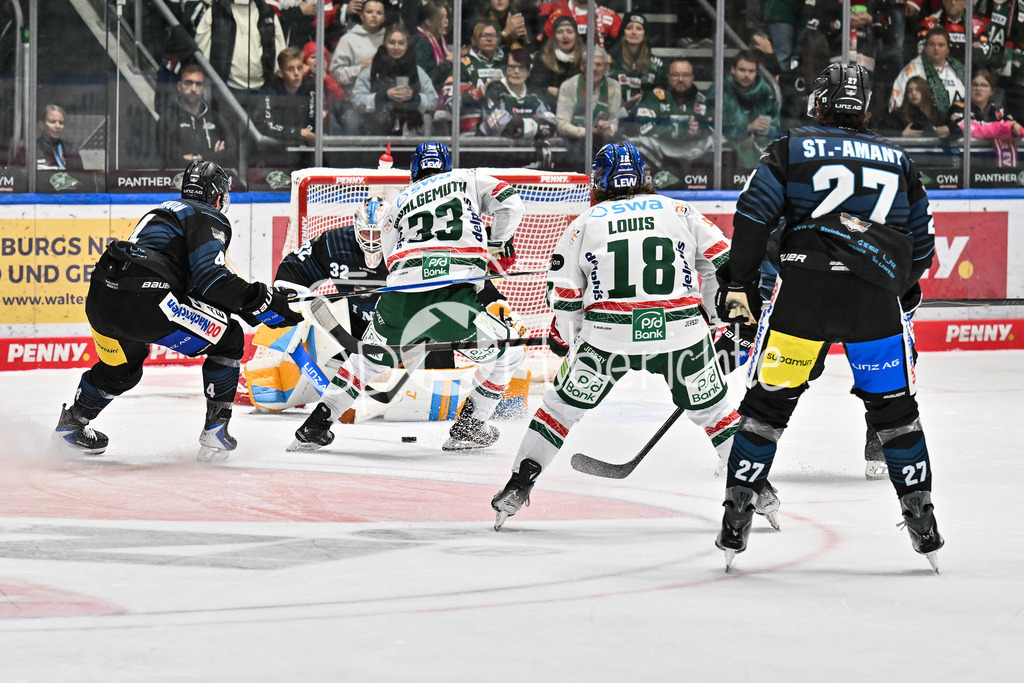 Augsburger Panther - Steinback Black Wings Linz | in dieser Szene erzielt Tim WOHLGEMUTH (Augsburger Panther 33) den Treffer zum 4-1 / Tor / Torschuetze / Freude / Happy / Testspiel: Augsburger Panther - Steinback Black Wings Linz; Curt Frenzel Stadion am 05.09.2025