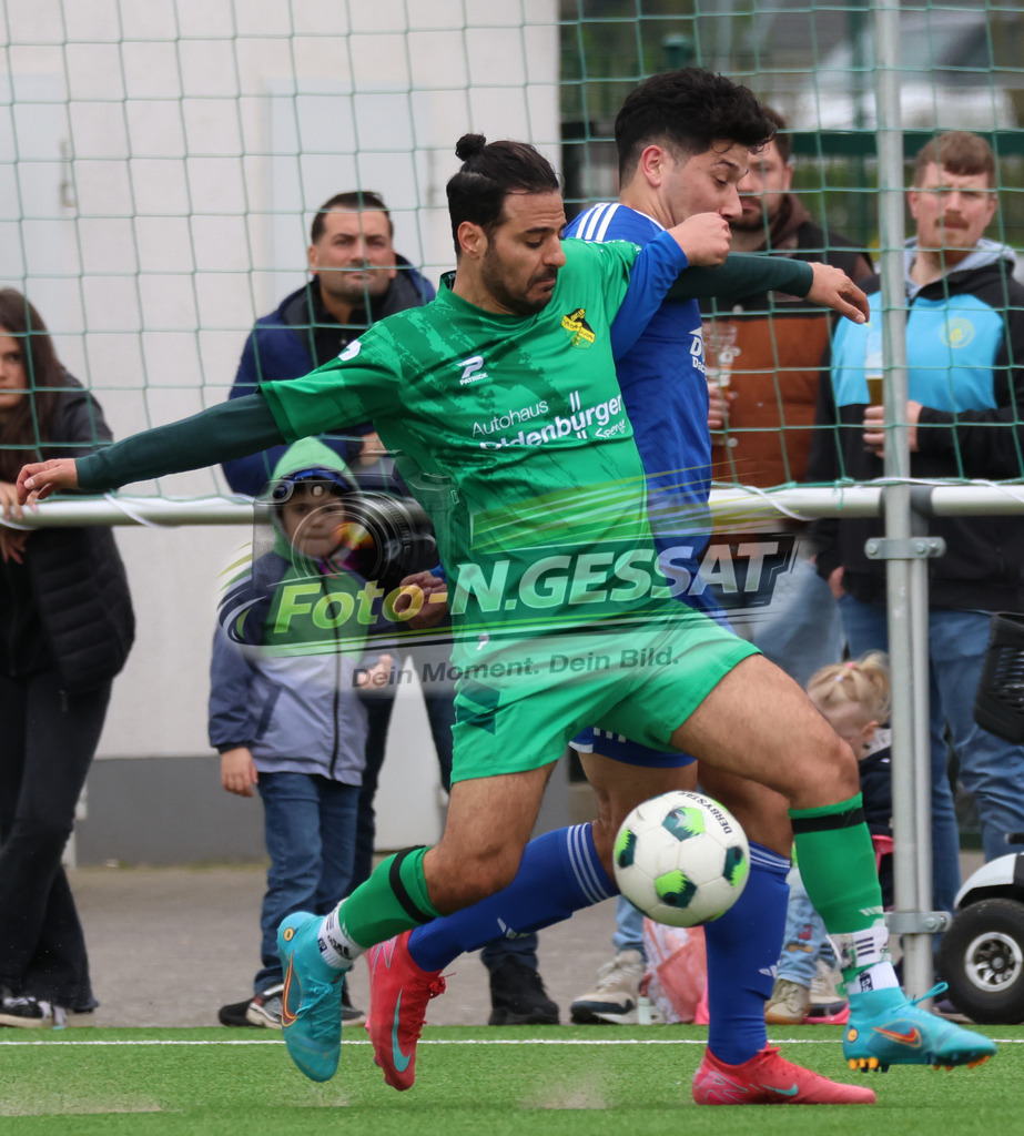 SC Enger - SV Enger-Westerenger | Auf dem Bild zu sehen: grün SC Enger: Jack Aygül ; blau SV Enger-Westerenger: Abdullah SolakSC Enger, SV Enger-Westerenger, Saison 25/26, Kreisliga A, Enger, Deutschland - Realisiert mit Pictrs.com