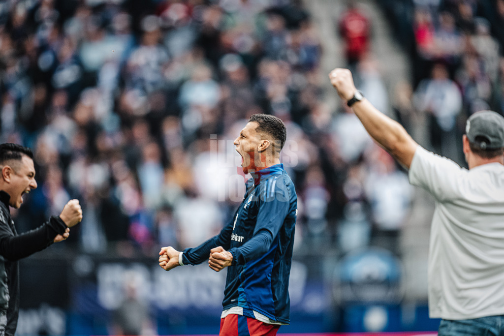 Fußball | Männer | Saison 2024/2025 | 2. Fußball-Bundesliga | 9. Spieltag | Hamburger SV vs. 1. FC Magdeburg | 20.10.2024 | Davie Selke (#27, HSV) jubelt nach dem Abpfiff über den Sieg