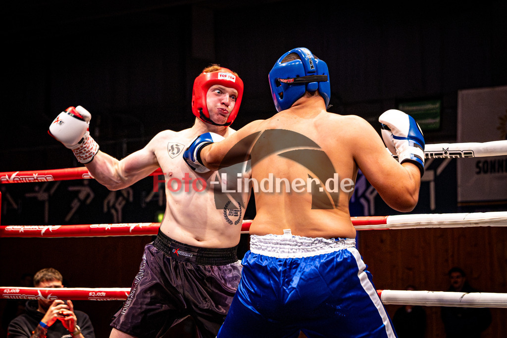 Arda Tok (Sparta Mun.) blau gegen Gottfried Pölt (Hermanosboxing) rot | MFA Fight Night Boxen bis 91kg Kampf 9, Arda Tok (Sparta Mun.) blau gegen Gottfried Pölt (Hermanosboxing) rot, 20251108,,2025-11-08 in Penzberg (Wellenberghalle Penzberg), Copyright: WolfgangxLindner www.foto-lindner.de