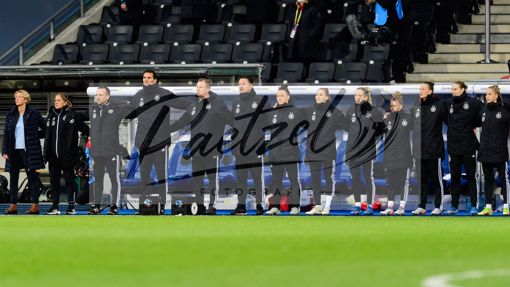GERTUR20211126_097 | Fussball, Frauen: . Spielerinnen von Deutschland bei der Nationalhymne bei dem Spiel der WM-Qualifikation zwischen Deutschland und Tuerkei im Eintracht-Stadion am 26.11.2021 in Braunschweig, Deutschland. - Realisiert mit Pictrs.com