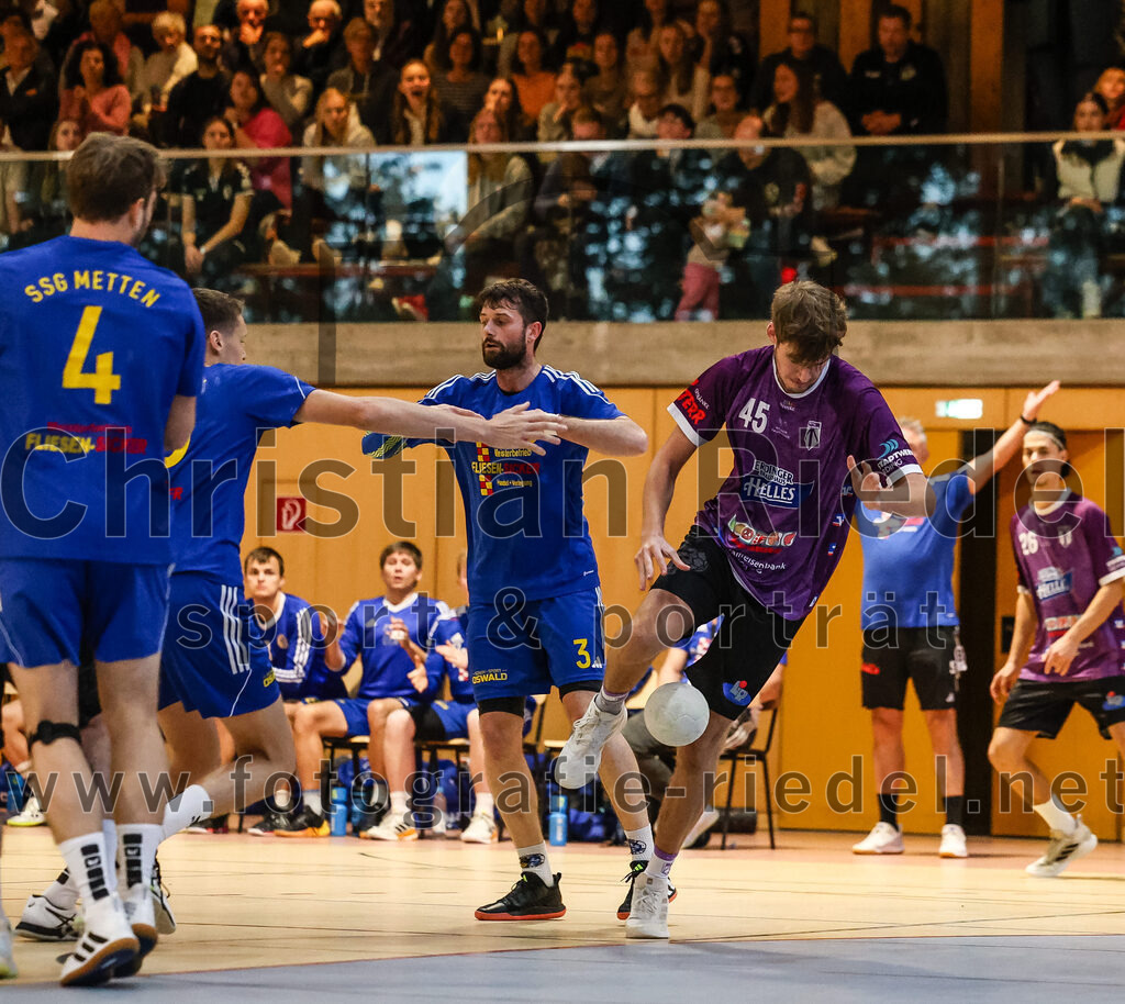 2024-10-13_033_SpVgg_Altenerding_gegen_SSG_Metten | Erding, Deutschland, 13.10.2024:Handball, Bezirksoberliga Männer 2024 / 2025, 4. Spieltag, SpVgg Altenerding gegen SSG Metten, Endergebnis: 40:22Jan Matousik (SSG Metten, #3), Ferdinand Ewald (SpVgg Altenerding, #45)Foto: Christian Riedel / fotografie-riedel.net