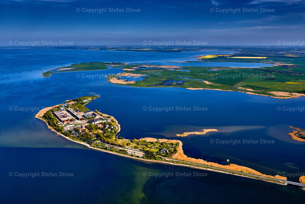 Forschungsinsel Riems in der Ostsee | Die Forschungsinsel Riems beherbergt das Friedrich Löffler-Institut für Tierkrankheiten. Luftaufnahme im Sommer. - Realisiert mit Pictrs.com