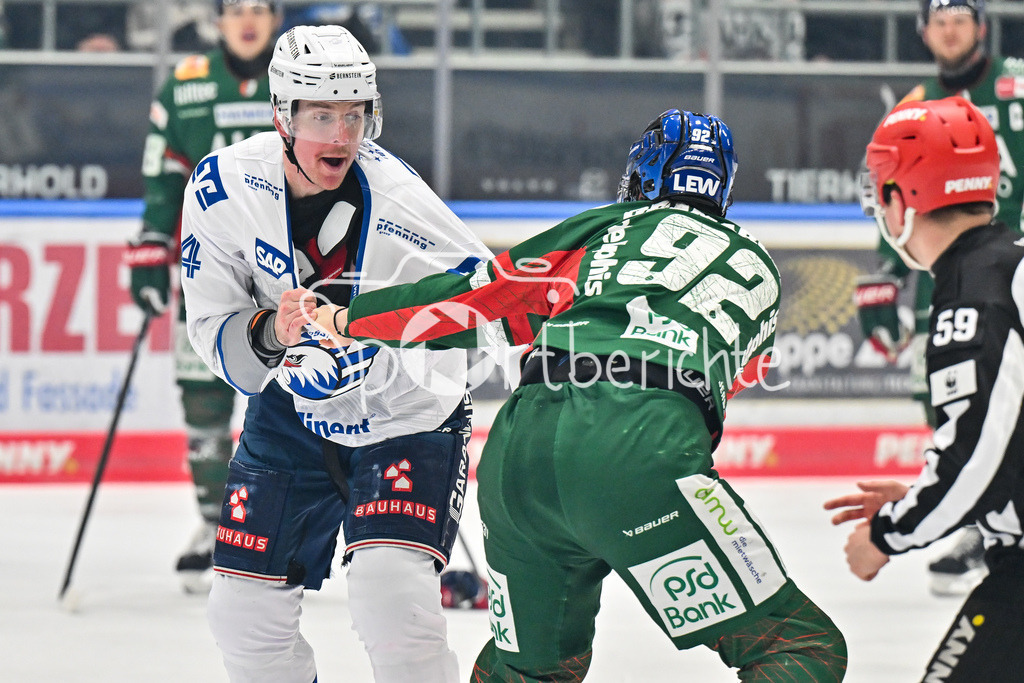 Augsburger Panther - Adler Mannheim | AUGSBURG, GERMANY - 28. DECEMBER: im Bild der Faustkampf zwischen Dan RENOUF (Adler Mannheim 4) und Joseph CRAMAROSSA (Augsburger Panther 92) / Fight / Kampf / Kämpfen / Schlägerei während dem Match zwischen den Augsburger Panthern und den Adler Mannehim am 33. Spieltag der Penny DEL im Curt Frenzel Stadion