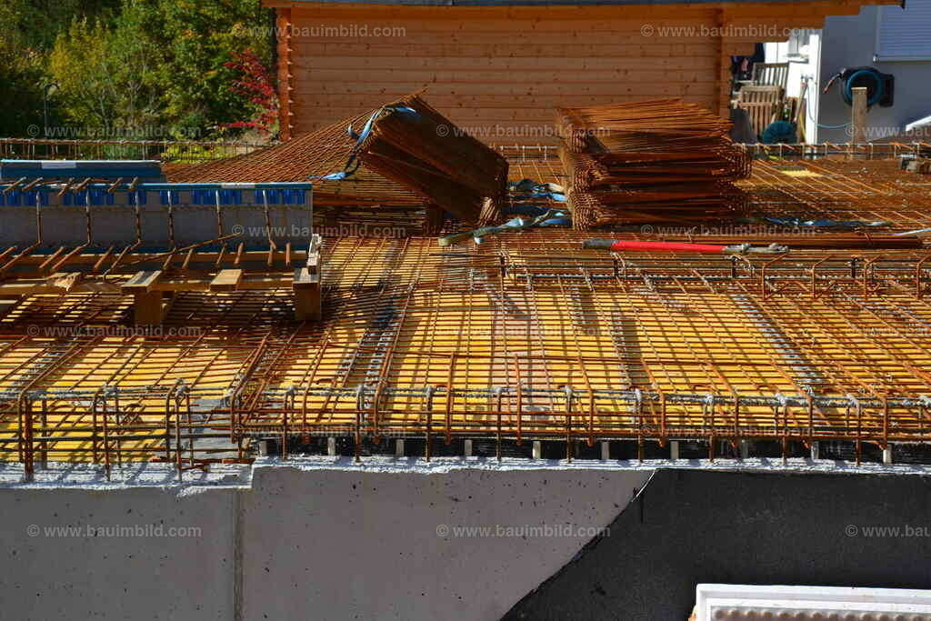 Bewehrung Betondecke | Baustahlmatten und gebogener Baustahl auf gelben Schalungsplatten 