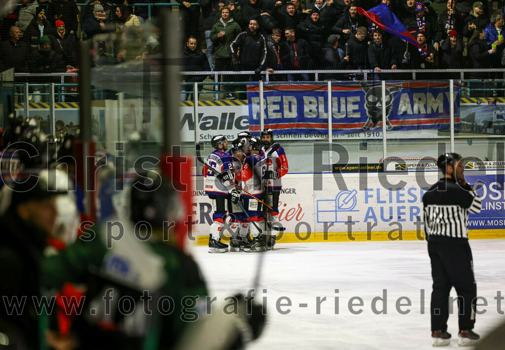 2023-01-22_098_Eishockey_TSV_Erding_gegen_ESC_Dorfen | Erding, Deutschland, 22.01.2023:
Eishockey, Bayernliga 2022 / 2023, 29. Spieltag, TSV Erding gegen ESC Dorfen, Endergebnis: 6:2

Fabian Kanzelsberger (ESC Dorfen, #25), Christian Göttlicher (ESC Dorfen, #5)

Foto: Christian Riedel / fotografie-riedel.net