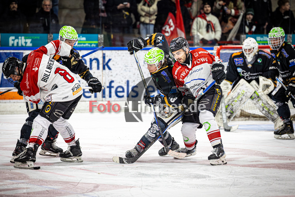 Peißenberg MINERS gegen EHC Königsbrunn LÖWEN | Eishockey Bayernliga 2025/26 Viertelfinale Spiel 4, Peißenberg MINERS gegen EHC Königsbrunn LÖWEN, 20260215,Zweikampf,2026-02-15 in Peißenberg (flatbuy Arena Peißenberg), Tim BULLNHEIMER (EHC Königsbrunn 8), Weiland PARRISH (MINERS 13), Dejan VOGL (MINERS 23)Copyright: WolfgangxLindner www.foto-lindner.de