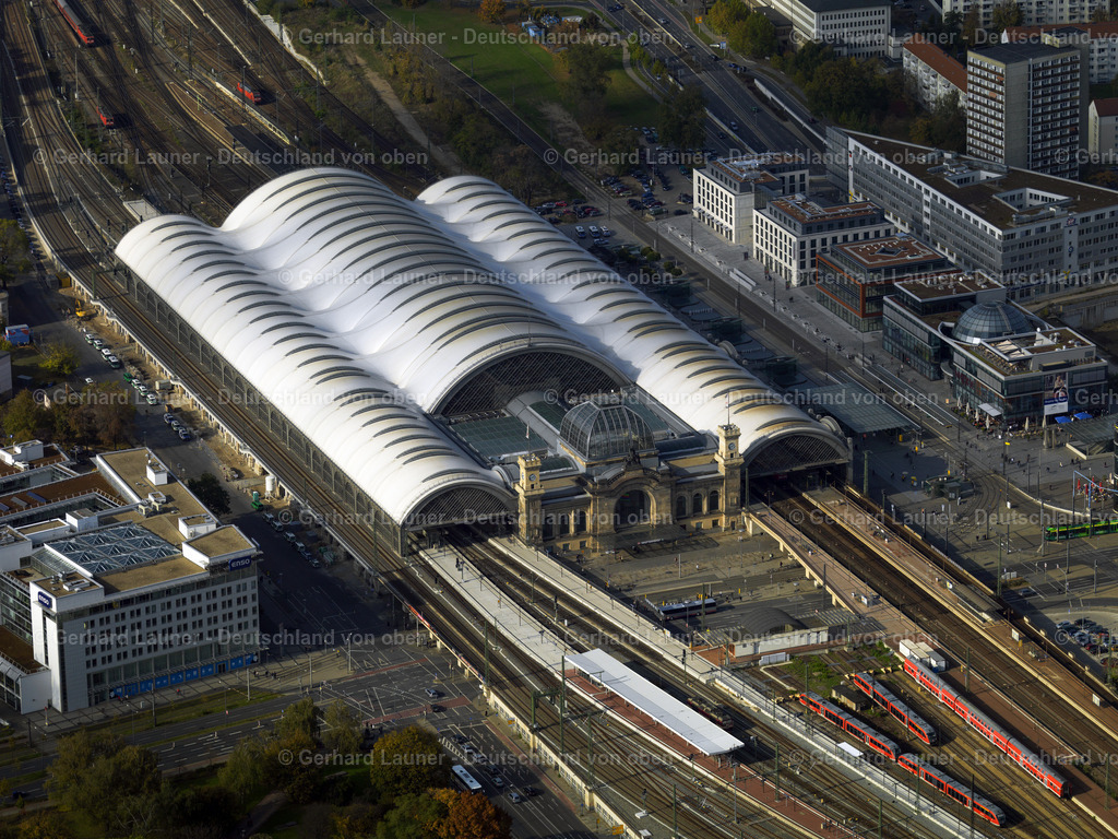2888122 | DRESDEN 07.09.2021 Gleisverlauf und der Gebäude des Hauptbahnhofes Dresden der Deutschen Bahn in Dresden im Bundesland Sachsen, Deutschland. Weiterführende Informationen bei: DB Netz AG,  Deutsche Bahn AG,  Foster + Partners,  Heitkamp Construction GmbH,  Ingenieurbüro Brogsitter,  SSF Ingenieure AG. // Track progress and building of the main station of the railway in Dresden in the state Saxony, Germany. Further information at: DB Netz AG,  Deutsche Bahn AG,  Foster + Partners,  Heitkamp Construction GmbH,  Ingenieurbuero Brogsitter,  SSF Ingenieure AG. Foto: Gerhard Launer