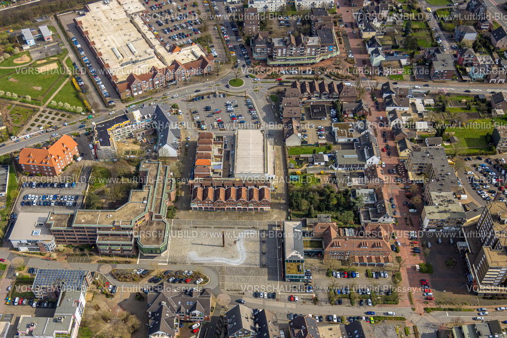 Voerde240309177 | Luftbild, Rathaus Voerde Stadtverwaltung, Rathausplatz mit Säule, Geschäftszentrum, Einkaufszentrum mit Penny Supermarkt und EDEKA Supermarkt am Stadtpark, Voerde, Nordrhein-Westfalen, Deutschland