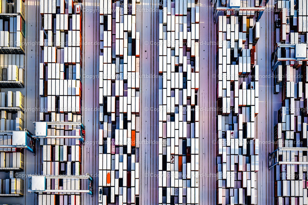 Hamburg_Altenwerder_Containerterminal_Winter_Schnee_ELS_3366050126 | HAMBURG 05.01.2026 Winterliches Senkrecht- Luftbild aus der Satelliten- Perspektive vom Containerterminal HHLA Container Terminal Altenwerder (CTA) am Ufer der Elbe im Stadtteil Altenwerder in Hamburg. Weiterführende Informationen bei: Hafen Hamburg Marketing e.V. (HHM). // Vertical aerial view from the satellite perspective of the container Terminal HHLA Container Terminal Altenwerder (CTA) on the Elbe riverbank in the Altenwerder part of Hamburg in Germany. Further information at: Hafen Hamburg Marketing e.V. (HHM). Foto: Martin Elsen
