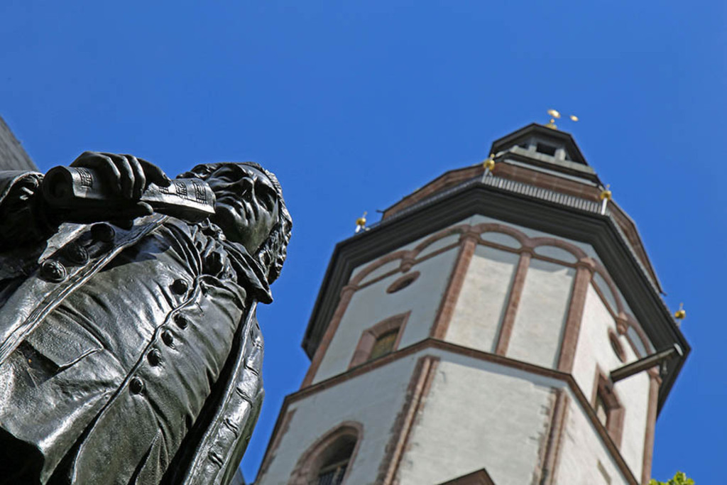 Bildlexikon Leipzig - Bach Denkmal und Turm der Thomaskirche | Das Team hinter BILDLEXIKON LEIPZIG bündelt historische wie aktuelle Informationen über die Stadt Leipzig in Text und Bild auf einer Plattform und stellt diese der interessierten Öffentlichkeit zur Verfügung.