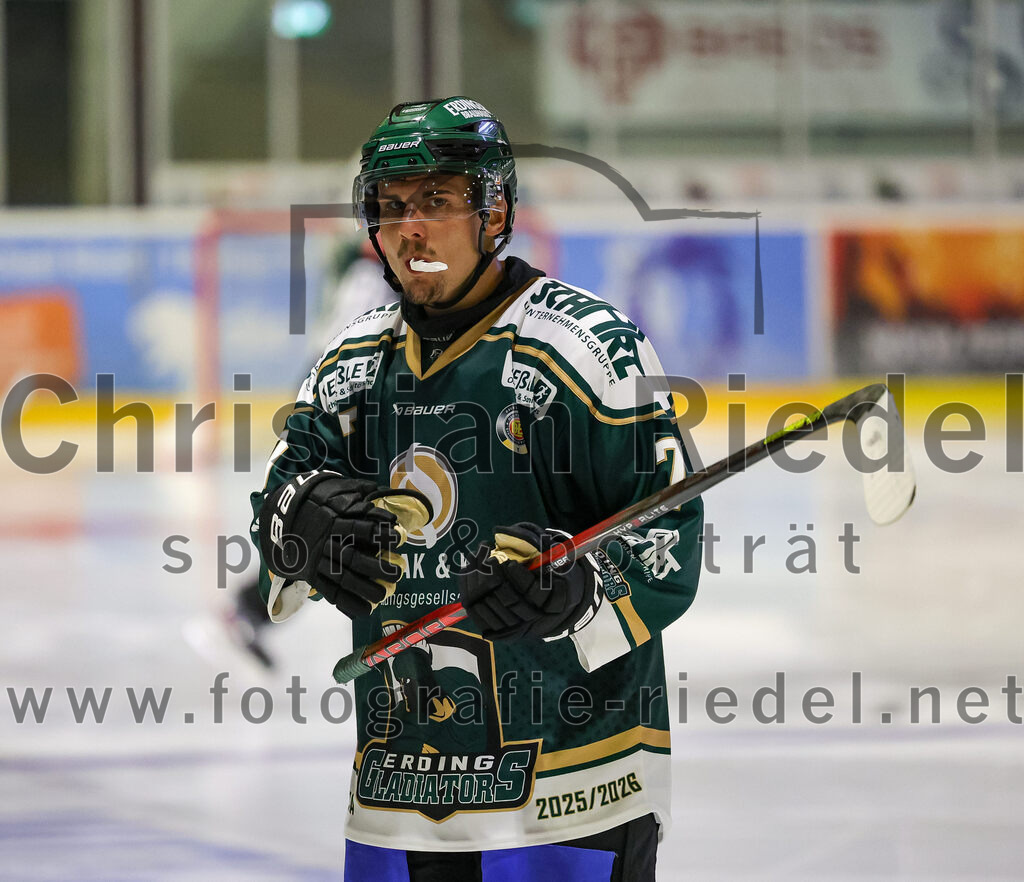 2025-08-22_008_TSV_Erding_gegen_EV_Fuessen | Erding, Deutschland, 22.08.2025:Eishockey, Oberliga Süd 2025 / 2026, Testspiel, TSV Erding gegen EV Füssen, Endergebnis: 1:4Louis Trattner (Erding Gladiators, #7)Foto: Christian Riedel / fotografie-riedel.net