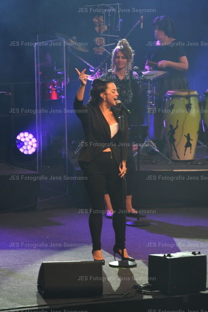 2026_Deborah Lee und the news_One Moment time Whitney Houston__0722 | Fotograf Jens Seemann - Realisiert mit Pictrs.com