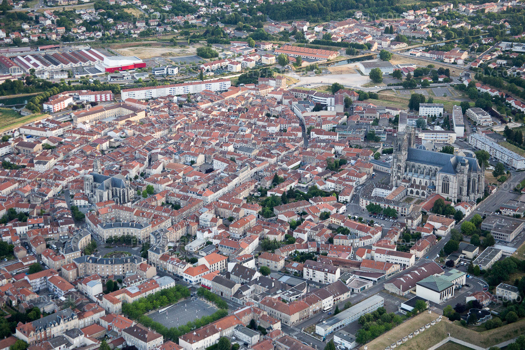 Vue aérienne: Vue de la ville à le quartier Saint-Epvre Petite Corvee in Toul dans le département Meurthe et Moselle, France.Photo: IMG_083495.jpg prise le 13/07/2015 par Werner Riehm/FLY-FOTO.euRésolution de l'original: 5472 x 3648 px
