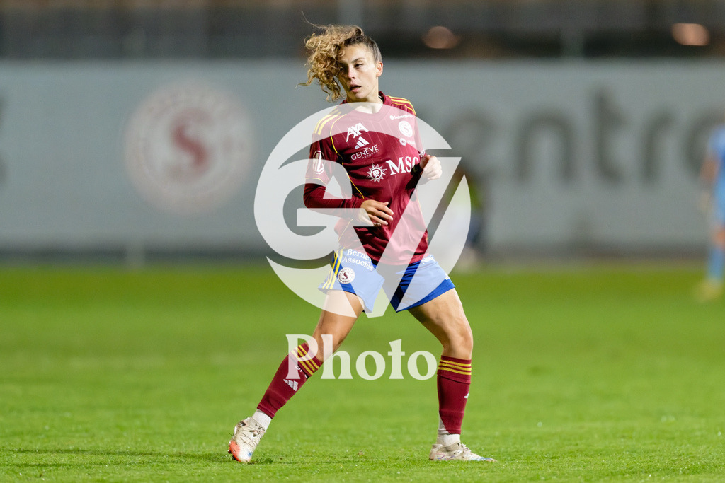 DZ9_5199_c | Switzerland: AXA Womens Super League 2025/26, Servette FC Chenois Feminin vs FC Aarau Frauen - Stade des Trois-Chene, Chene-Bourge: Ascension Martinez Salinas (8 Servette FC Chenois Feminin) portrait (headshot/close up) 