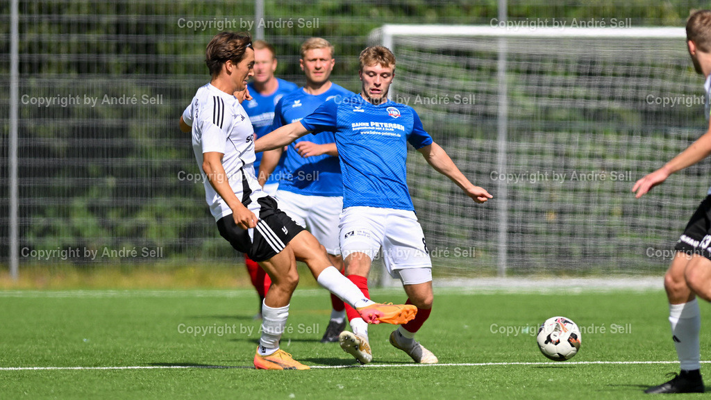 TSV Kronshagen vs. TSB Flensburg | Till Wallenstein (TSVK #3) vs Cosmo Nitsch (TSB #8) / Fußball-Landesliga Schleswig Männer 2025/2026 / TSV Kronshagen vs. TSB Flensburg / Kunstrasenplatz (Platz 5) / Kronshagen / 06.09.25 - Realisiert mit Pictrs.com