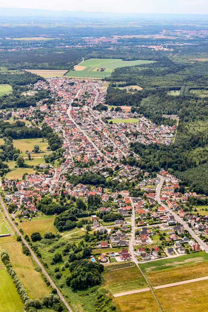 Luftbild: Ortsansicht von Nordosten in Schirrhoffen im Bundesland Bas-Rhin in Frankreich. – Foto: IMG_19105.jpg vom 20.06.2009 durch Werner Riehm/FLY-FOTO.de – Auflösung des Originals: 3168 x 4752 px
