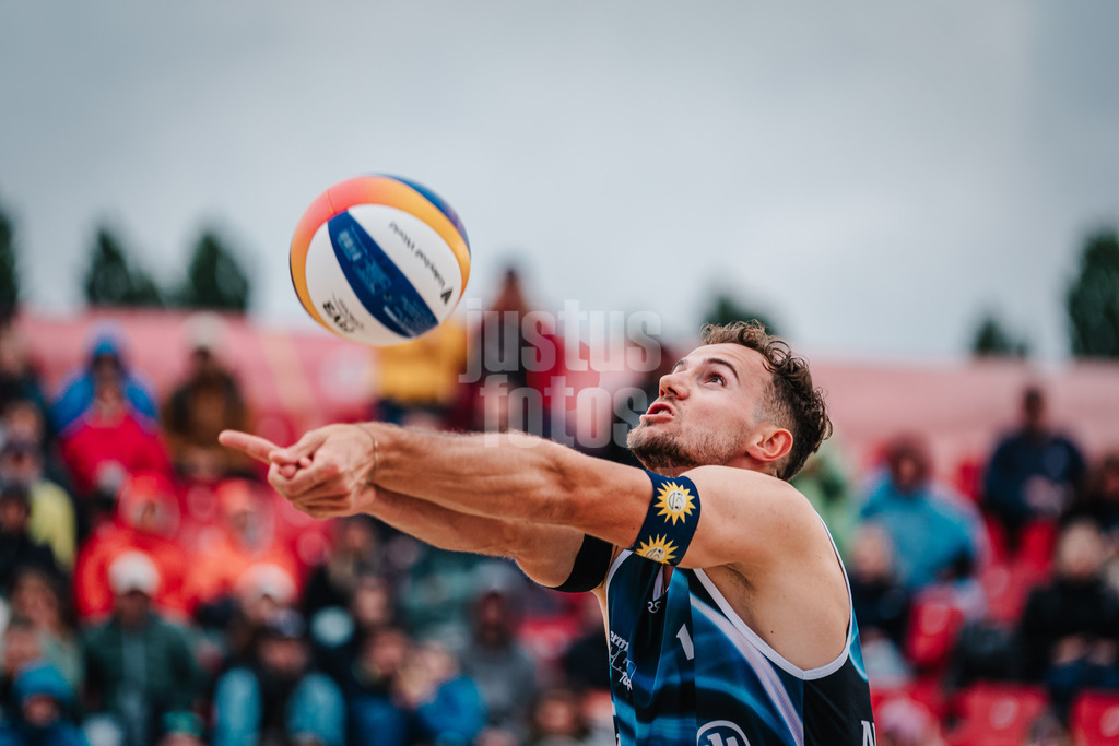 Beachvolleyball | Männer | German Beach Tour 2024 | Tourstop Bremen | 08.06.2024 | Jonas Sagstetter spielt den Ball