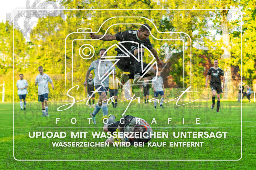 3. Kreisklasse Herren HK - FG Fulde-Stellichte II vs. SV Veersetal II | Heiko Berger (SV Veersetal II#1), Pierre Langer (FG Fulde-Stellichte II #5); 3. Kreisklasse Herren HK - FG Fulde-Stellichte II vs. SV Veersetal II am 22.05.26 in Zentralstadion, Fulde - Realisiert mit Pictrs.com