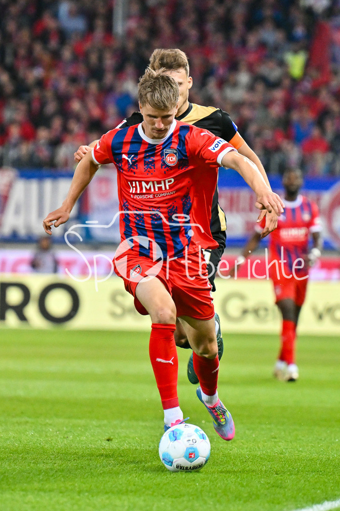 1. FC Heidenheim - SV Elversberg 07 | im Duell Jan SCHOEPPER (Heidenheim 3) und Robin FELLHAUER (SV Elversberg 6) / Zweikampf / Relegation Bundesliga: 1. FC Heidenheim - SV Elversberg 07, Voith-Arena am 22.05.2025 / DFL REGULATIONS PROHIBIT ANY USE OF PHOTOGRAPHS AS IMAGE SEQUENCES AND/OR QUASI-VIDEO / BLD / ZDF