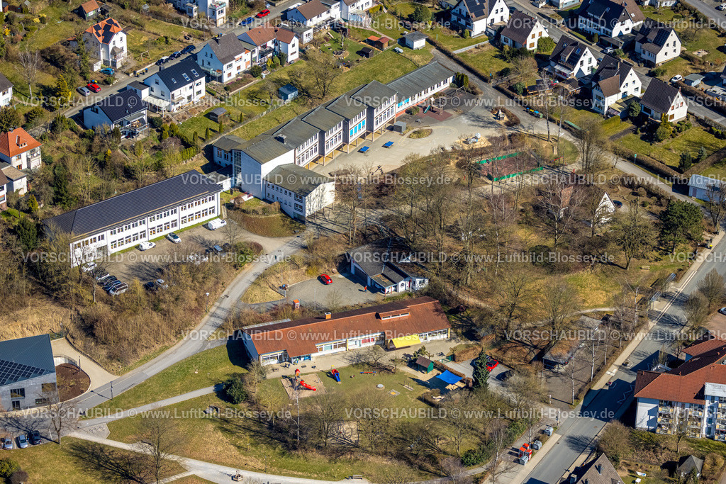 Balve250304197 | Luftbild, Elisabeth-Düser-Park mit Gemeinschaftsgrundschule St. Johannes und kath. Kindergarten St.-Blasius, Balve, Sauerland, Nordrhein-Westfalen, Deutschland