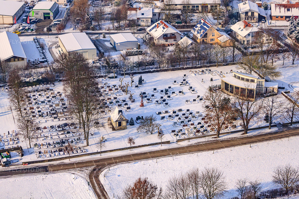 Luftbild: Friedhof im Winter bei Schnee in Neupotz im Bundesland Rheinland-Pfalz in Deutschland. Foto: IMG_24019.jpg vom 27.01.2010 durch Werner Riehm/FLY-FOTO.de