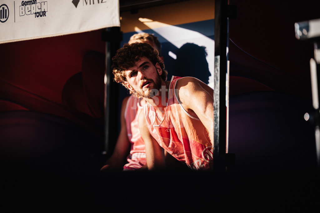 Beachvolleyball | Männer | Allianz German Beach Tour 2025 | Tourstop Berlin | 16.08.2025 | Luis Henrichs auf der Spielerbank