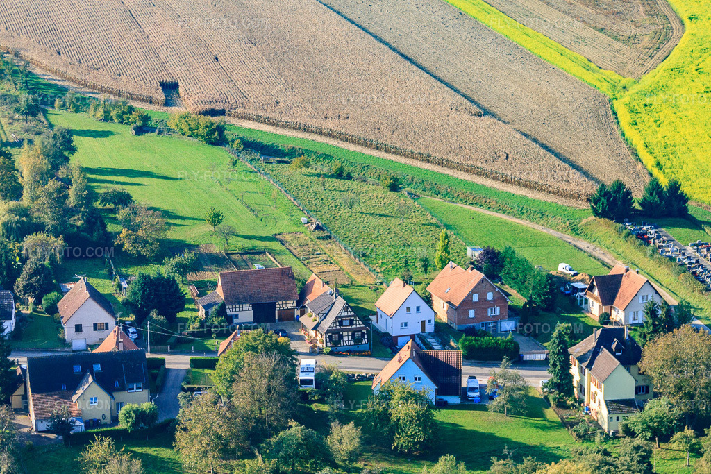 Aerial view: Rte de Hunspach in Cleebourg in the state Bas-Rhin, France. – Photo: IMG_45845.jpg taken on 10/16/2011 by Werner Riehm/FLY-FOTO.com – Resolution of the original: 4752 x 3168 px