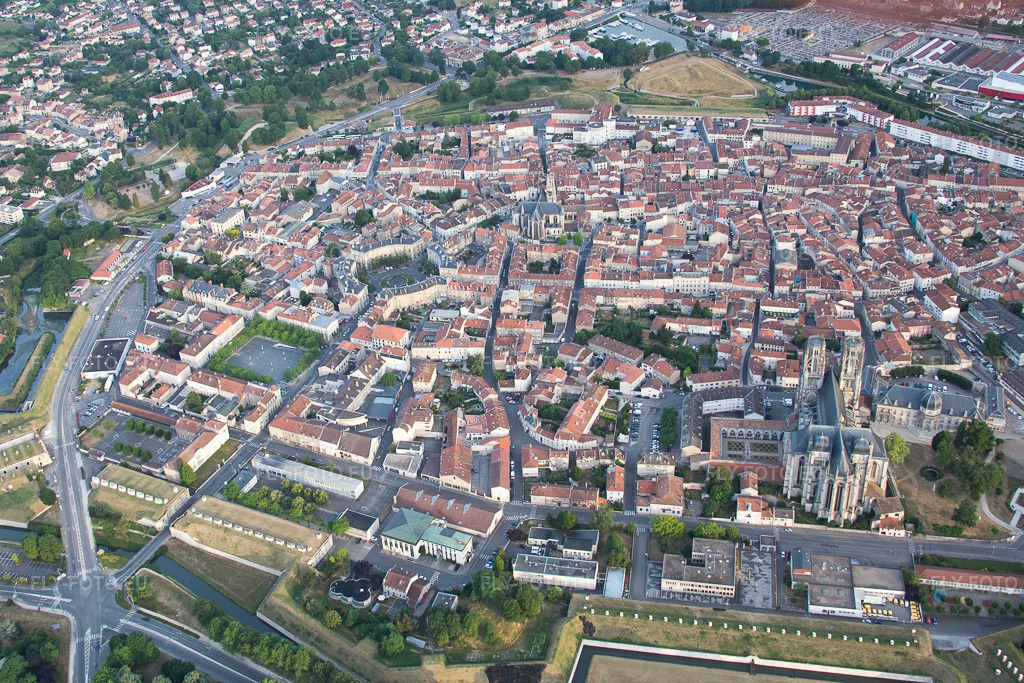 Vue aérienne: Vue de la ville à Toul dans le département Meurthe et Moselle, France. Photo: IMG_083488.jpg prise le 13/07/2015 par Werner Riehm/FLY-FOTO.euRésolution de l'original: 4181 x 2787 px