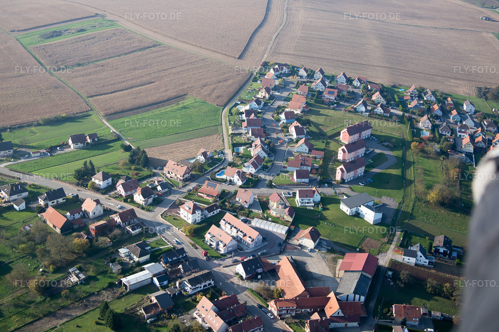 Luftbild: Ortsansicht in Soultz-sous-Forêts im Bundesland Bas-Rhin in Frankreich. Foto: IMG_075569.jpg vom 01.11.2014 durch Werner Riehm/FLY-FOTO.de
