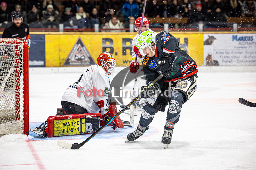 Peißenberg MINERS gegen TEV Miesbach | Eishockey Bayernliga 2025/26 Vorrunde 8. Spieltag, Peißenberg MINERS gegen TEV Miesbach, 20251107,Torchance Valentin HÖRNDL (MINERS 18),2025-11-07 in Peißenberg (flatbuy Arena Peißenberg), Valentin HÖRNDL (MINERS 18), Timon EWERT (TEVM Goalie 34)Copyright: WolfgangxLindner www.foto-lindner.de