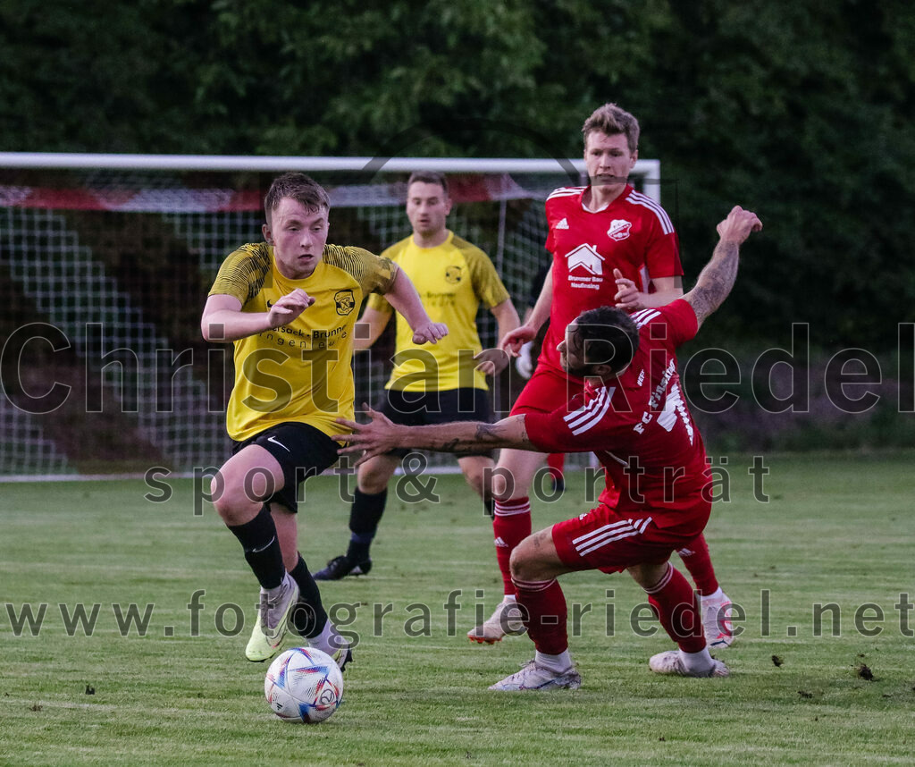 2023-09-07_081_FC_Finsing_gegen_FC_Moosinning_II | Finsing, Deutschland, 07.09.2023:
Fußball, Kreisliga 2023 / 2024, 8. Spieltag, FC Finsing gegen FC Moosinning II, Endergebnis: 3:0

Mats Behrens (FC Moosinning, #15), Markus Rickhoff (FC Finsing, #7)

Foto: Christian Riedel / fotografie-riedel.net