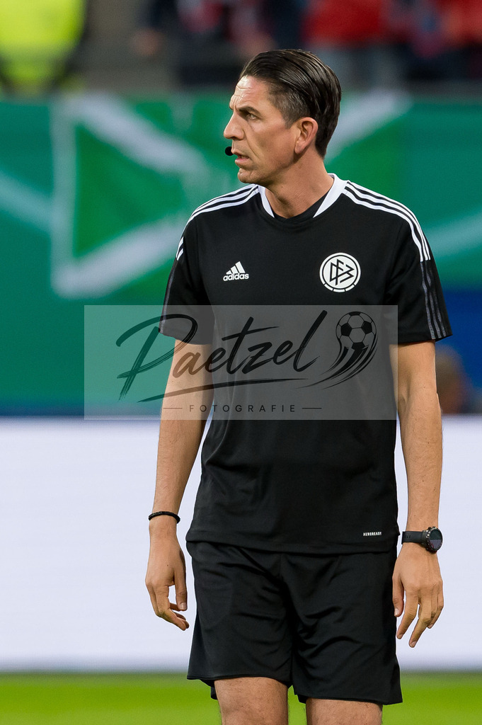 HSVSCF20220419_277 | Fussball, Herren: Referee Deniz Aytekin schaut beim DFB-Pokal-Halbfinalspiel zwischen Hamburger SV und SC Freiburg im Volksparkstadion am 19.04.2022 in Hamburg, Deutschland.DFB / DFL REGULATIONS PROHIBIT ANY USE OF PHOTOGRAPHS AS IMAGE SEQUENCES AND/OR QUASI-VIDEO. - Realisiert mit Pictrs.com