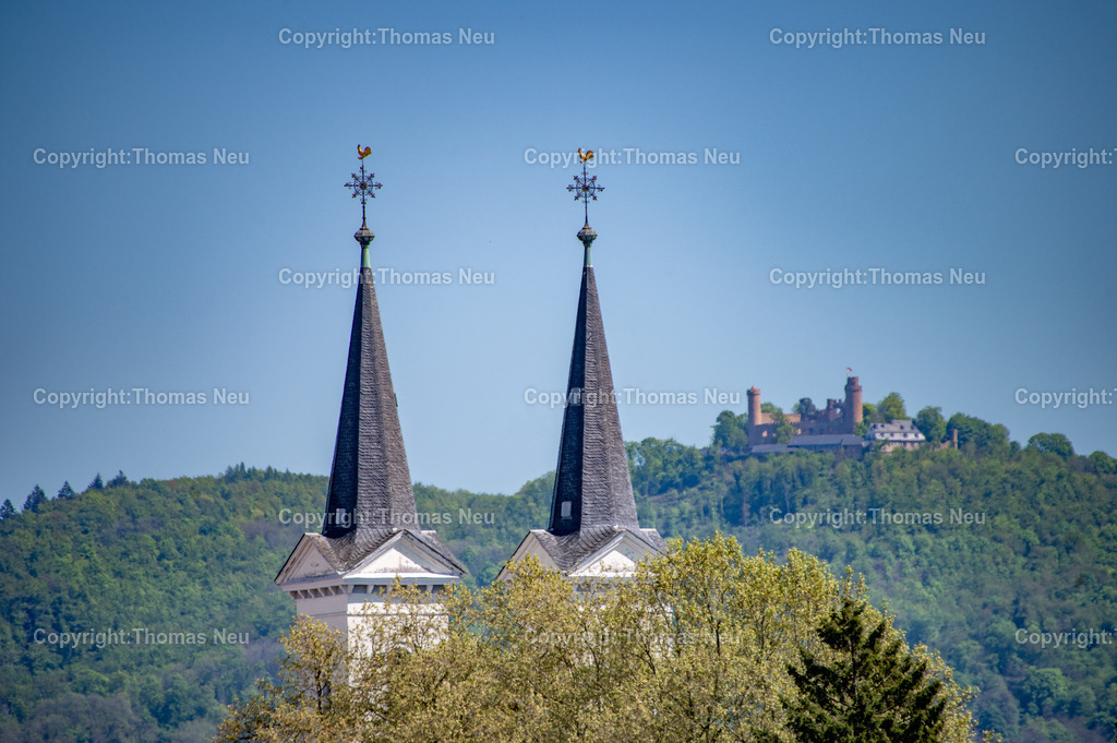 schwanheim-kirchturmspitzen-schloss-auerbach-500mm-bergstrasse-bensheim-thomas-neu.jpg | Teleaufnahme mit 500mm Brennweite an der Hessischen Bergstraße: Die markanten Doppelturmspitzen der evangelischen Kirche in Schwanheim ragen über die Baumwipfel, im Hintergrund erscheint optisch nah herangerückt das Schloss Auerbach auf dem Höhenzug des Odenwalds. Durch die lange Brennweite entsteht ein eindrucksvoller Kompressionseffekt, der die Wahrzeichen der Region scheinbar zusammenschiebt. ,Bild: THomas Neu