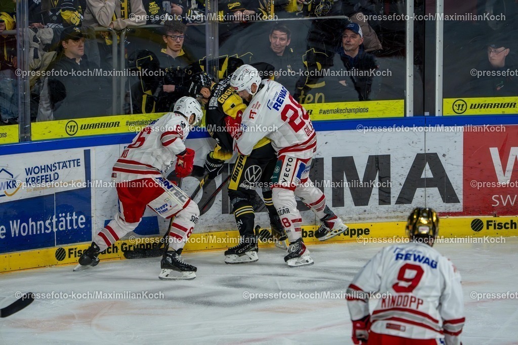 xkkux02042601018 | 02.04.2026, xkkux, Eishockey, DEL2, Herren, Saison 2025 / 2026, Krefeld Pinguine - EV Regensburg, YAYLA Arena: Philip Gogulla (Krefeld Pinguine #87) im Zweikampf gegen  Corey Trivino (EV Regensburg #86) Sean Giles (EV Regensburg #28) 