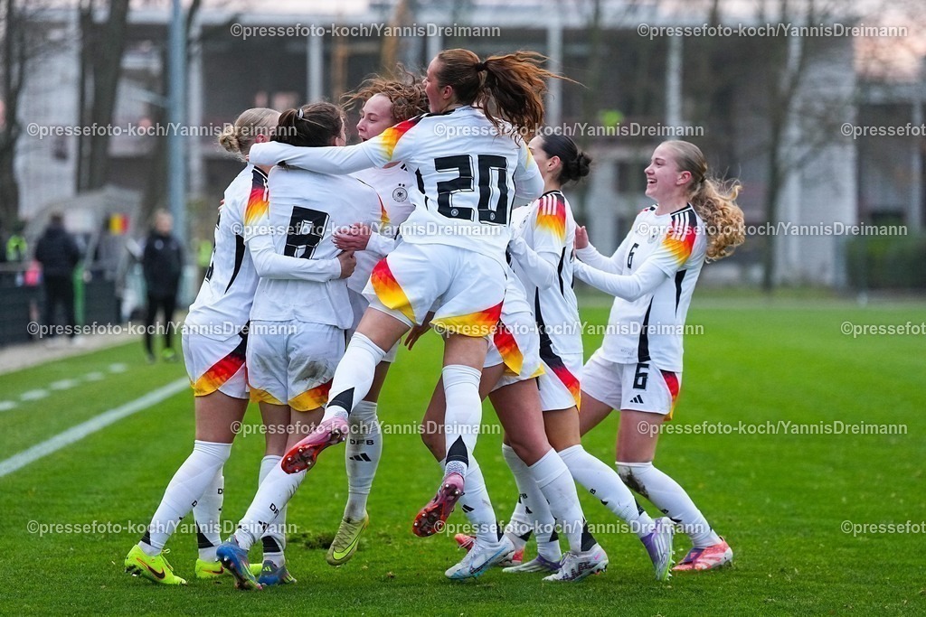 xYDRx26112501037 | 26.11.2025, xydrx, Fußball, Länderspiel, EM-Qualifikation U19-Frauen, Belgien - Deutschland, Sportschule Wedau: Torjubel nach dem Tor zum 1:1 für Deutschland durch Torschütze Lotta Wrede (GER #8) zusammen mit Maj Schneider (GER #15) und  Luzie Zaehringer (GER #5) Felicia Straeßer (GER #2) und Kassandra Potsi (GER #16)