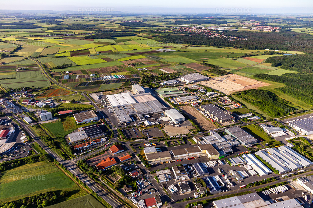 Luftbild: Industriegebiet in Gochsheim im Bundesland Bayern in Deutschland. Foto: IMG_127082.jpg vom 13.06.2021 durch Werner Riehm/FLY-FOTO.de