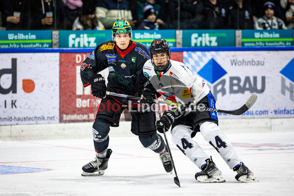 Peißenberg MINERS gegen HC Landsberg RIVER KINGS | Eishockey Bayernliga 2025/26 Vorrunde 4. Spieltag, Peißenberg MINERS gegen HC Landsberg RIVER KINGS, 20251024,Zweikampf,2025-10-24 in Peißenberg (flatbuy Arena Peißenberg), Korbinian HOPPER (MINERS 94), Jonas HUBER (RIVERKINGS 44)Copyright: WolfgangxLindner www.foto-lindner.de