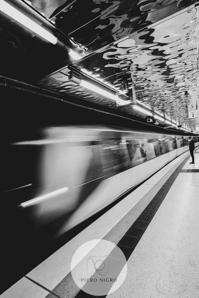 4K1A9150_Jungfernstieg_Suite_Long_Expo_Einfahrt_Print_bnw | Galleria Dei Moment - Fotografie D' Arte | Wallart | Fotokunst - Realisiert mit Pictrs.com