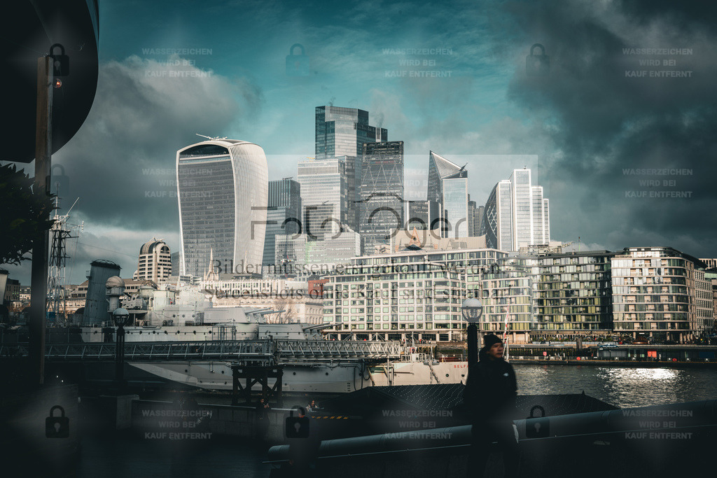 Modern Skyline of London | Ein faszinierender Blick auf die moderne Skyline Londons, in der Glas, Stahl und Architektur auf beeindruckende Weise miteinander verschmelzen.Das Lichtspiel zwischen Sonne und Wolken betont die Strukturen der Gebäude und verleiht der Szene eine kraftvolle, urbane Stimmung – typisch London, zwischen Tradition und Zukunft. - Realisiert mit Pictrs.com