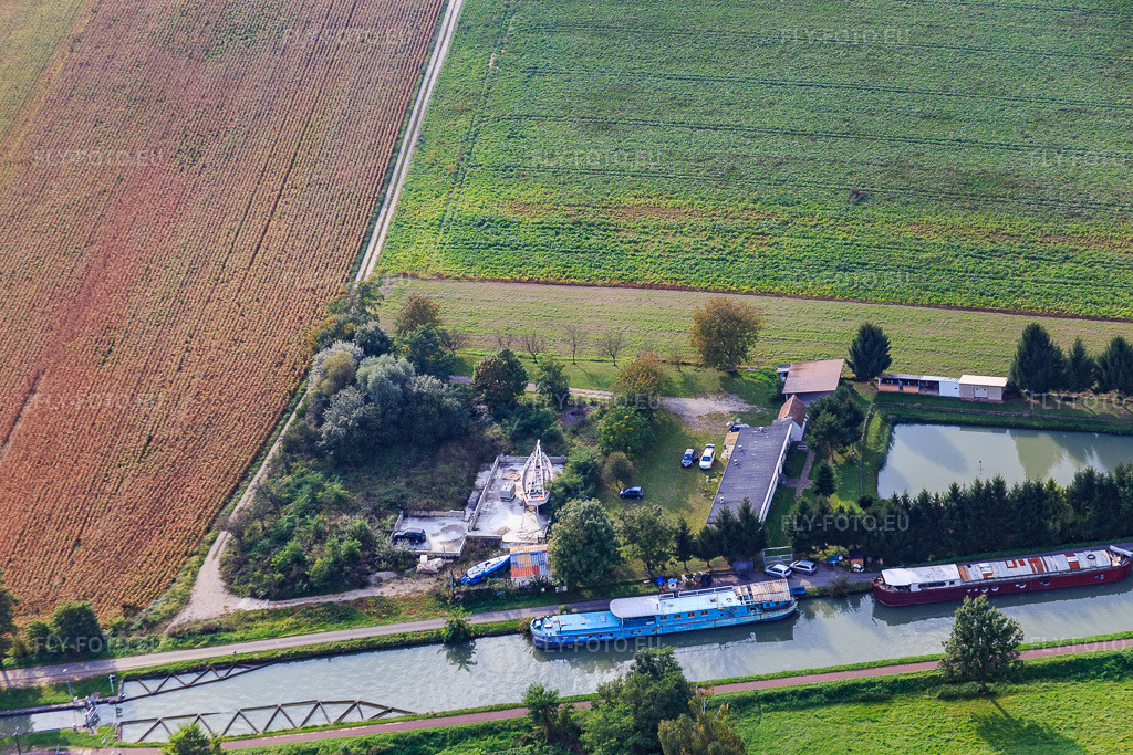 Vue aérienne: Écluse n°47 d'Eckwersheim sur le canal de Marne au Rhin à Eckwersheim dans le département Bas Rhin, France – .Photo: IMG_074149.jpg prise le 04/10/2014 par Werner Riehm/FLY-FOTO.eu – Résolution de l'original: 5099 x 3400 px – Voies navigables de France, opérateur national de l'ambition fluviale - VNF