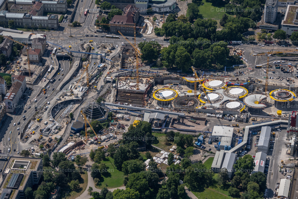 4034636 | STUTTGART 22.07.2020 Bauarbeiten zum Verkehrs- und Städtebauprojekt " Stuttgart 21 " am Hauptbahnhof in Stuttgart im Bundesland Baden-Württemberg. Weiterführende Informationen bei: DB Netz AG,  Deutsche Bahn AG,  Ed. Züblin AG,  GODEL-BETON GmbH,  HTG Ingenieurbüro für Bauwesen GmbH,  Ingenhoven architects GmbH,  SÜLZLE Stahlpartner GmbH,  Vössing Ingenieurgesellschaft mbH. // building of the main station of the railway and construction site for the development project "Stuttgart 21" in Stuttgart in the state of Baden-Wurttemberg. Further information at: DB Netz AG,  Deutsche Bahn AG,  Ed. Zueblin AG,  GODEL-BETON GmbH,  HTG Ingenieurbuero fuer Bauwesen GmbH,  Ingenhoven architects GmbH,  SUeLZLE Stahlpartner GmbH,  Voessing Ingenieurgesellschaft mbH. Foto: Gerhard Launer