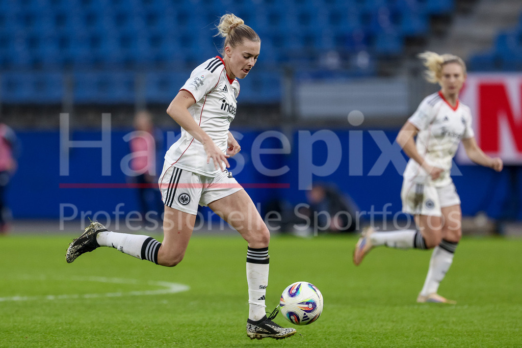 Fussball, Google Pixel Frauen-Bundesliga, Hamburger SV - Eintracht Frankfurt | Laura Freigang (Eintracht Frankfurt, 10) am Ball, Einzelbild, Ganzkörper, Aktion, Action, Spielszene, DIE DFB-RICHTLINIEN UNTERSAGEN JEGLICHE NUTZUNG VON FOTOS ALS SEQUENZBILDER UND/ODER VIDEOÄHNLICHE FOTOSTRECKEN. DFB REGULATIONS PROHIBIT ANY USE OF PHOTOGRAPHS AS IMAGE SEQUENCES AND/OR QUASI-VIDEO.