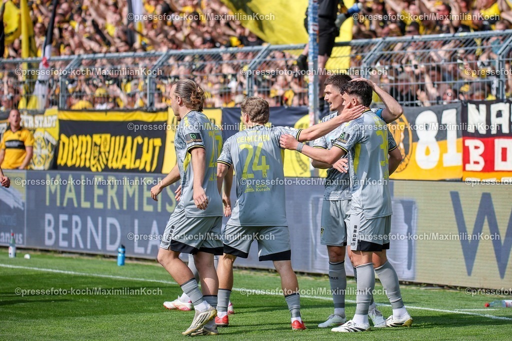 xsefx10052601008 | 10.05.2026, xsefx, Fußball, 3.Liga, FC Viktoria Köln - Alemannia Aachen, 37. Spieltag, Sportpark Höhenberg, Saison 2025 2026: Jubel von Falton Ademi (Alemannia Aachen,  36) nach dem 1:0 gegen Viktoria Koeln DFB regulations prohibit any use of photographs as image sequences and or quasi-video. Photo: xSabinexEffgenxPressefotoKochx