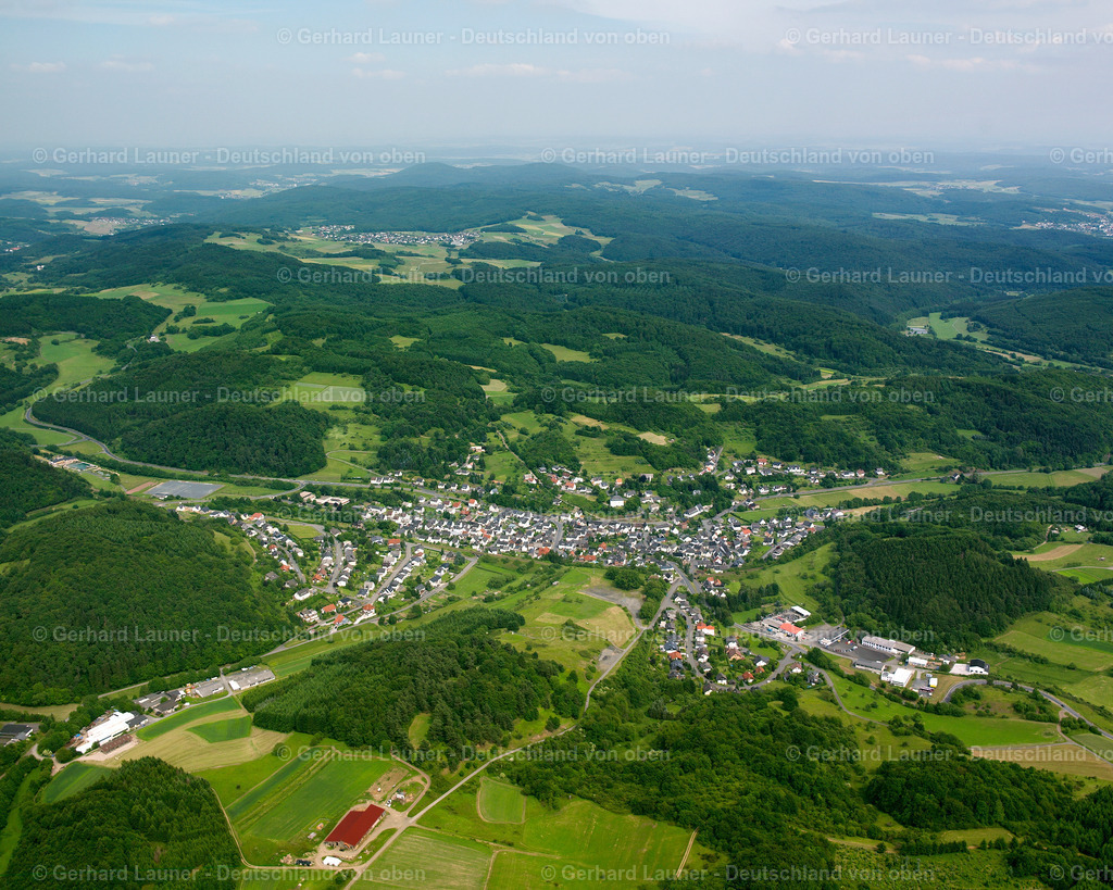 2611195 | EISEMROTH 06.09.2006 Von Wald und Forstgebieten umgebener Ortskern der Straßen und Häuser und Wohngebiete in Eisemroth im Bundesland Hessen, Deutschland // Surrounded by forest and forest areas center of the streets and houses and residential areas in Eisemroth in the state Hesse, Germany Foto: Gerhard Launer
