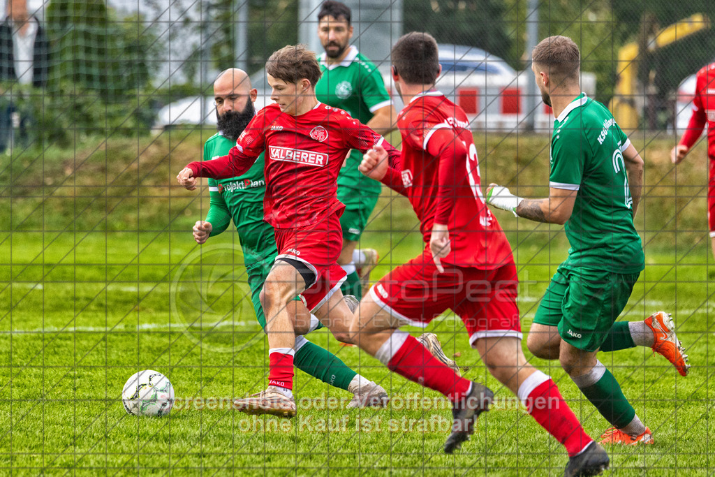 20261011_162833_0421-Bearbeitet_(c)_by_PhotoPeet | Tim Bayer (1.FC Donzdorf #45) vor Dario Biancorosso (KSG Eislingen #23)KSG Eislingen (grün) vs. 1.FC Donzdorf (rot), Fußball, Bezirksliga - Bezirk Neckar/Fils, 07. Spieltag, Saison 2026/2027, Rasensportplatz, Albstraße 69, 73054 Eislingen, 11.10.2026 - 15:00 Uhr,Foto: PhotoPeet / Sport- &amp; Eventfotografie / Peter Harich