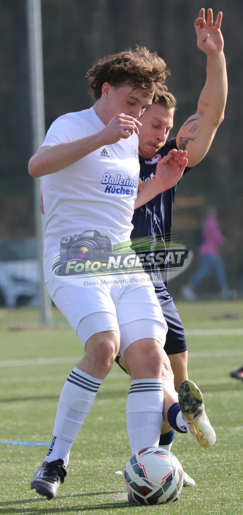 TuS Bruchmühlen - VfL Holsen | Auf dem Bild zu sehen: weiß TuS Bruchmühlen: Jan Hrdina ; schwarz VfL Holsen: Fabian SchneiderTuS Bruchmühlen, VfL Holsen, Saison 25/26, Kreisliga A, Deutschland - Realisiert mit Pictrs.com