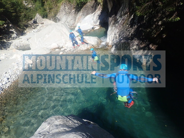 PC020021 | Bestelle die Bilder deines Berg- oder Wasser-Abenteuers mit Mountain Sports bequem von zu Hause aus direkt über unseren Online Fotoshop von pictrs.com. - Realisiert mit Pictrs.com