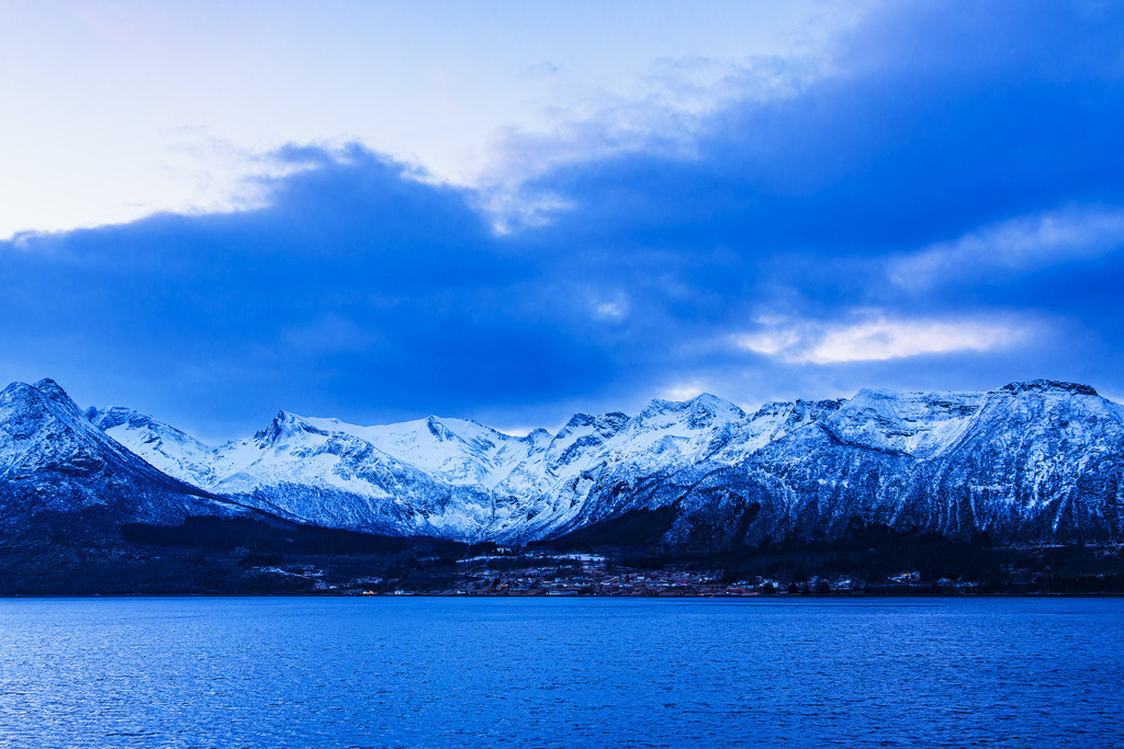 Berge und Felsen im Winter nahe Ørnes in Norwegen | Berge und Felsen im Winter nahe Ørnes in Norwegen.